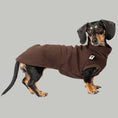 Bild in Galerie-Betrachter laden, Fleece Shirt Dackel Espresso – Hundepullover und Hundekleidung für Dackel und Windhunde – Seitenansicht am Hund