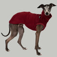 Bild in Galerie-Betrachter laden, Fleece Shirt Iggy Bordeaux – hochwertige Hundekleidung für Dackel, Windspiele und Windhunde von Karma Hund Berlin – Ganzkörperansicht am Hund