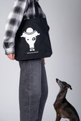Bild in Galerie-Betrachter laden, Schwarzer Jutebeutel „Dog Person“ neben einem Italienischen Windspiel im Sitzen.
