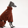 Bild in Galerie-Betrachter laden, Hundebekleidung für Windspiele: brauner Teddy-Overall, bequem und stylisch