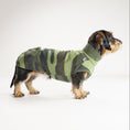 Bild in Galerie-Betrachter laden, Fleece Shirt Dackel Camouflage – ergonomischer Schnitt für Dackel und Windhunde – handgefertigte Hundekleidung