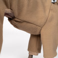 Bild in Galerie-Betrachter laden, Overall Iggy Camel – Detailaufnahme Stoff und hochwertige Verarbeitung – Karma Hund Berlin
