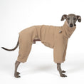 Bild in Galerie-Betrachter laden, Overall Iggy Camel – hochwertige Hundekleidung für Dackel, Windspiele und Windhunde von Karma Hund Berlin – Ganzkörperansicht am Hund