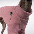 Bild in Galerie-Betrachter laden, Pullover Iggy Mulberry – Detailaufnahme Stoff und hochwertige Verarbeitung – Karma Hund Berlin
