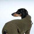 Bild in Galerie-Betrachter laden, Teddy Overall Dackel Dark Olive – handgefertigte Hundekleidung aus der Berliner Manufaktur von Karma Hund