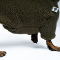 Bild in Galerie-Betrachter laden, Teddy Overall Dackel Dark Olive – Detailaufnahme Stoff und hochwertige Verarbeitung – Karma Hund Berlin
