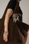 Bild in Galerie-Betrachter laden, Kuscheliger Teddy Shopper aus braunem Teddy-Stoff von Karma Hund, genutzt als gemütlicher Rückzugsort für kleine Hunde – hier mit einem italienischen Windspiel.
