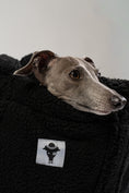 Bild in Galerie-Betrachter laden, Italienisches Windspiel liegt in der schwarzen Teddy Hundetasche von Karma Hund – komfortables mobiles Bett für kleine Hunde.