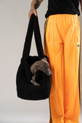 Bild in Galerie-Betrachter laden, Luxuriöser schwarzer Teddy Shopper aus Teddy-Stoff von Karma Hund, dient als mobile Hundetasche und Reisebettchen für kleine Hunde.