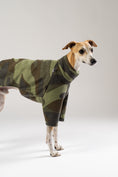 Bild in Galerie-Betrachter laden, Whippet im Fleece-Pullover mit Camouflage-Muster von Karma Hund – weiche und trendige Hundemode für kühle Tage.