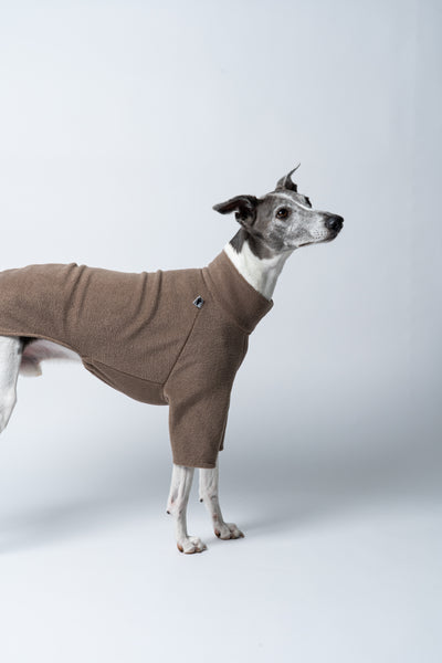 Nahaufnahme des Polarfleeces in Walnut – kuscheliger Griff und präzise Verarbeitung erkennbar