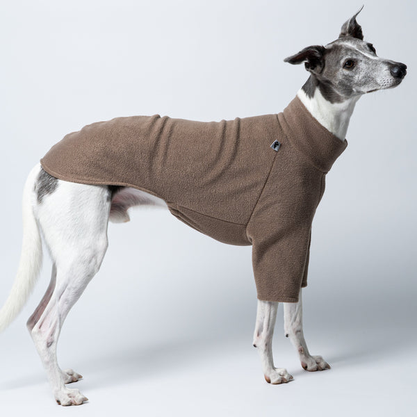 Whippet präsentiert Polar‑Fleece‑Pullover in Walnut auf weißem Hintergrund – stilvoll und funktional