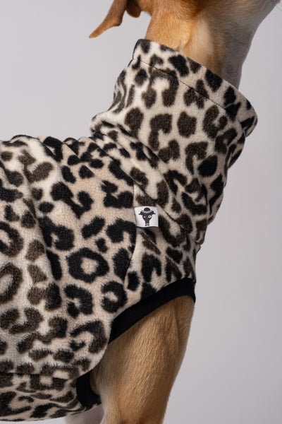 Detailansicht: Bündchen und Schnitt des Whippet-Shirts in Leo – perfekte Verarbeitung für empfindliche Windhundhaut