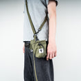 Bild in Galerie-Betrachter laden, Crossbody Leine Dark Olive
