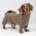 Bild in Galerie-Betrachter laden, Dackel trägt walnutfarbenen Fleece-Overall – warmer, leichter Hundeeinteiler im Winter.
