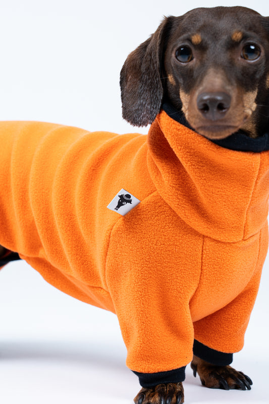 Orangefarbener warmer Fleece Overall für Dackel mit langem Rücken und kurze Beine