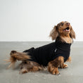 Bild in Galerie-Betrachter laden, Fleece Shirt Dackel Schwarz – Close-up am Hund – hochwertige Hundekleidung von Karma Hund
