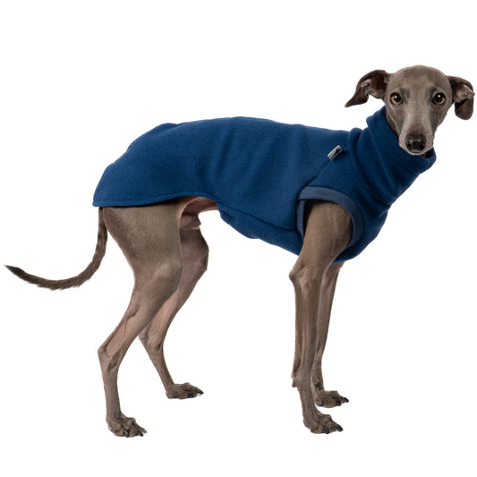 Fleece Shirt Iggy Navy – hochwertige Hundekleidung für Dackel, Windspiele und Windhunde von Karma Hund Berlin – Ganzkörperansicht am Hund