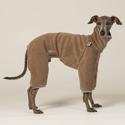Italienisches Windspiel trägt Fleece Overall in Walnut – handgemacht in Berlin