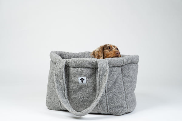 Grauer Karma Hund Shopper aus Teddy-Stoff – multifunktionales Hundebett und Tragetasche, ideal für Reisen mit kleinen Hunden, wie Dackel.