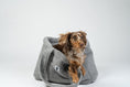 Bild in Galerie-Betrachter laden, Karma Hund Shopper in Grau – weiches mobiles Hundebett aus Teddy-Stoff, ideal für kleine Hunde in Restaurants oder Cafés.

