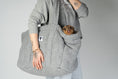 Bild in Galerie-Betrachter laden, Eleganter grauer Teddy Shopper – Dackel liegt bequem darin, perfekter Komfort für kleine Hunde unterwegs.
