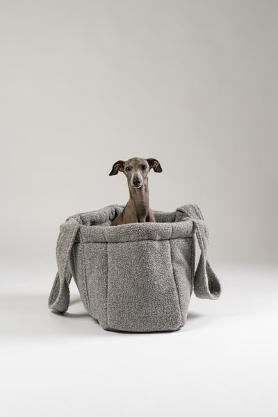 Grauer Teddy Shopper von Karma Hund mit kleinem italienischen Windspiel – stilvolle Hundetasche und gemütlicher Rückzugsort für unterwegs.