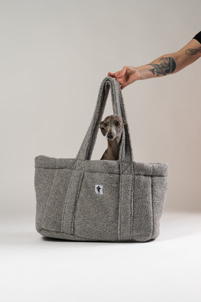 Eleganter grauer Teddy Shopper – italienisches Windspiel liegt bequem darin, perfekter Komfort für kleine Hunde unterwegs.