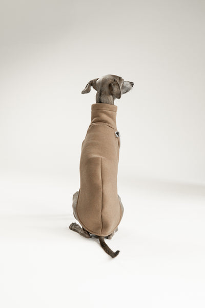 Long Shirt für Windhunde in Mokka, gefertigt aus Baumwollfleece mit elastischem Bauchbund für bequeme Passform.