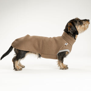Dackel trägt ärmelloses Long Shirt aus weichem Baumwollfleece in Mokka, ideal für kühle Spaziergänge.