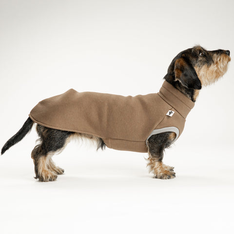 Dackel trägt ärmelloses Long Shirt aus weichem Baumwollfleece in Mokka, ideal für kühle Spaziergänge.