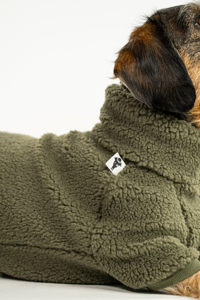 Dackel im Dark Olive Overall mit perfekter Passform