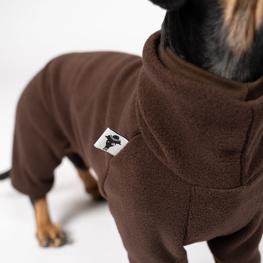 Overall für Dackel Espresso – Detailaufnahme Stoff und Material der Hundekleidung