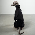 Bild in Galerie-Betrachter laden, Overall Iggy Schwarz – Hundekleidung für Dackel, Windspiele und Whippets – Rückenansicht
