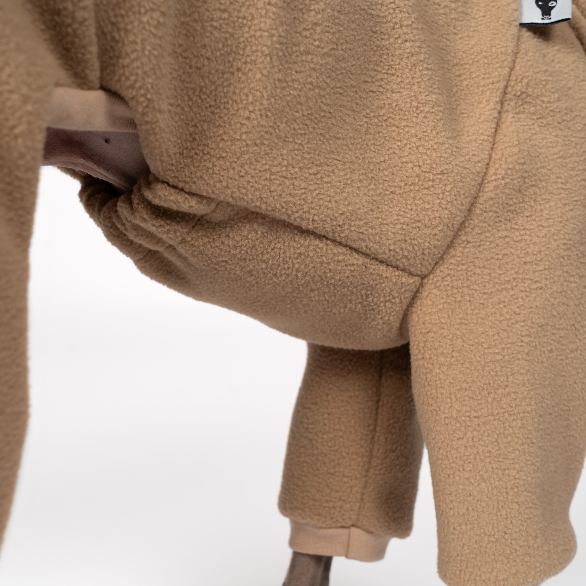 Overall Iggy Camel – Detailaufnahme Stoff und hochwertige Verarbeitung – Karma Hund Berlin