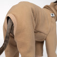 Bild in Galerie-Betrachter laden, Overall Iggy Camel – Detailaufnahme Stoff und hochwertige Verarbeitung – Karma Hund Berlin
