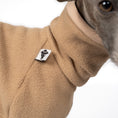 Bild in Galerie-Betrachter laden, Overall Iggy Camel – Detailaufnahme Stoff und hochwertige Verarbeitung – Karma Hund Berlin

