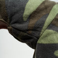 Bild in Galerie-Betrachter laden, Pullover Iggy Camouflage – Detailaufnahme Stoff und hochwertige Verarbeitung – Karma Hund Berlin

