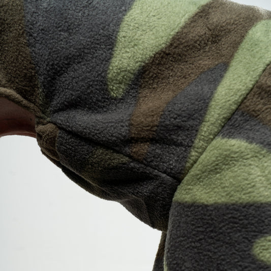 Pullover Iggy Camouflage – Detailaufnahme Stoff und hochwertige Verarbeitung – Karma Hund Berlin