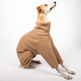 Bild in Galerie-Betrachter laden, Teddy Overall Windhund Camel – optimale Passform für Windhunde, Whippets und Dackel
