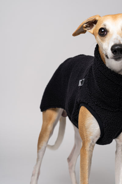Whippetmode in Teddy-Fleece – schwarzes Shirt mit Struktur und Wärme