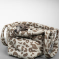 Bild in Galerie-Betrachter laden, Teddy Shopper Leo Taupe
