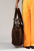 Bild in Galerie-Betrachter laden, Der braune Teddy Shopper von Karma Hund kombiniert Stil und Komfort – italienisches Windspiel liegt in der weichen Tasche als Rückzugsort für unterwegs.

