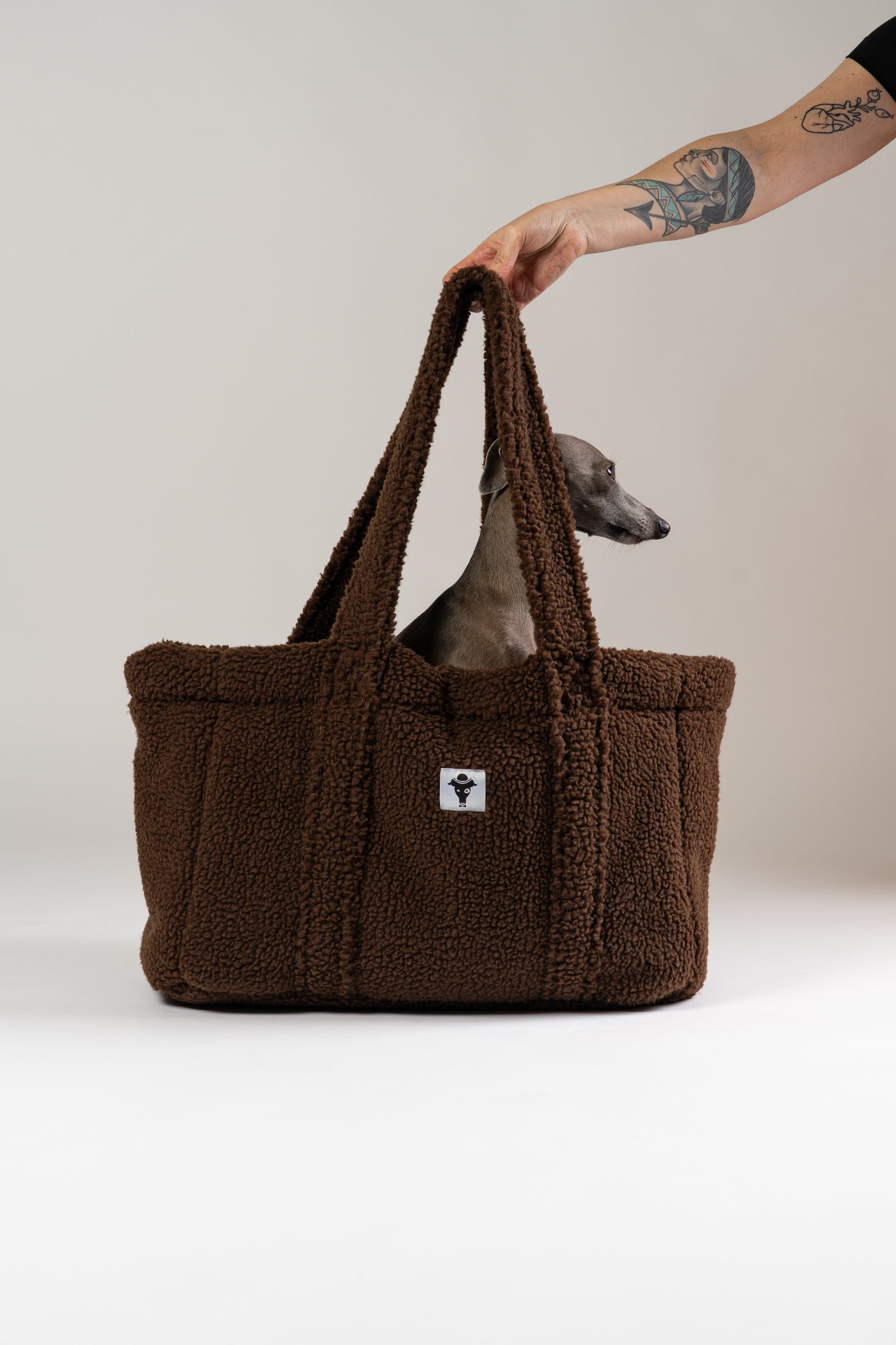 Karma Hund Teddy Shopper in Braun – luxuriöse, weiche Hundetasche aus Teddy-Stoff, mit einem italienischen Windspiel als Beispiel für Nutzung als Reisebett.