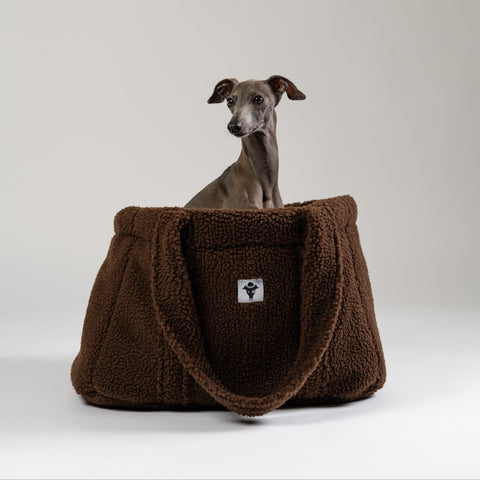 Italienisches Windspiel liegt entspannt im braunen Teddy Shopper von Karma Hund – kuscheliges Reisebettchen und Tragetasche aus weichem Teddy-Stoff.