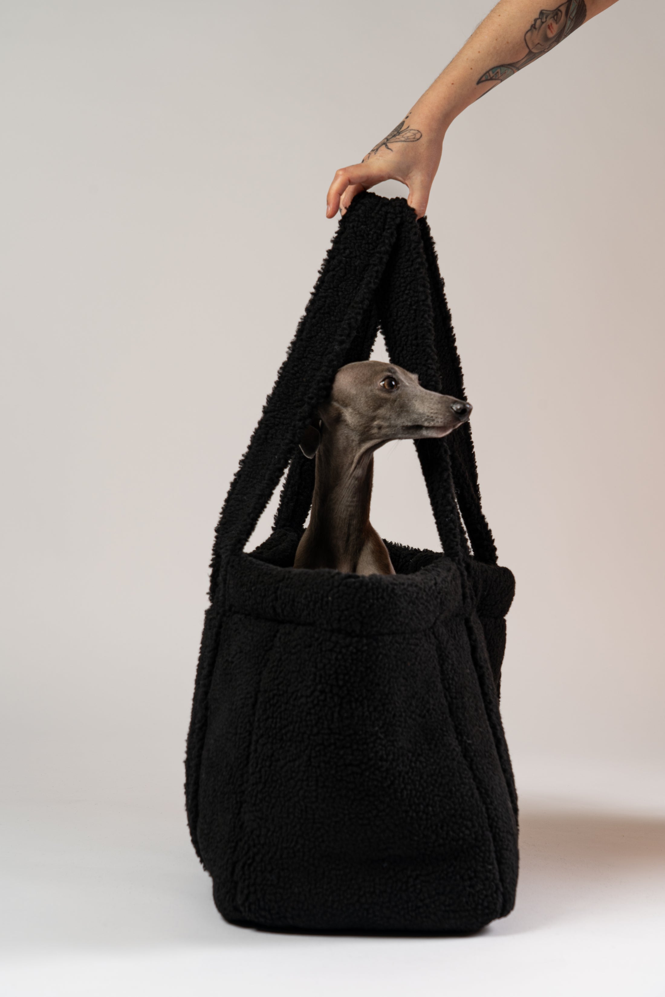 Schwarzer Teddy Shopper von Karma Hund aus weichem Teddy-Stoff – gemütliche Hundetasche für Reisen, Bahn oder Restaurant.