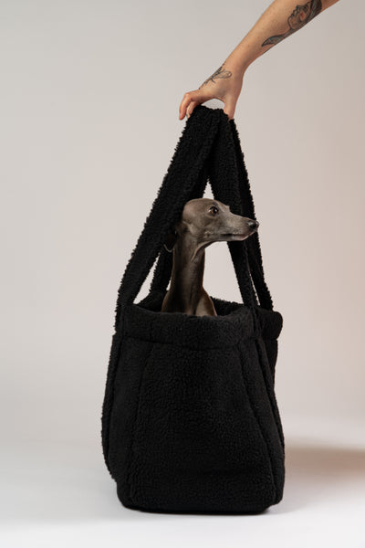 Schwarzer Teddy Shopper von Karma Hund aus weichem Teddy-Stoff – gemütliche Hundetasche für Reisen, Bahn oder Restaurant.