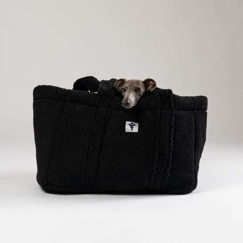 Schwarzer Karma Hund Teddy Shopper – tragbares Hundebett aus Teddy-Stoff, ideal für Reisen und Ausflüge mit kleinen Hunden.