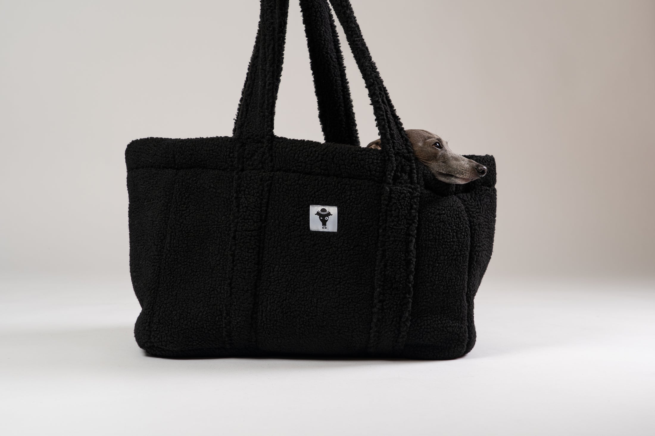 Karma Hund Shopper in Schwarz – weiche, stilvolle Hundetasche mit italienischem Windspiel, ideal als Rückzugsort unterwegs.