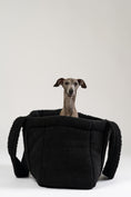 Bild in Galerie-Betrachter laden, Flauschiger schwarzer Teddy Shopper von Karma Hund – eleganter Rückzugsort und Tragetasche für kleine Hunde, mit italienischem Windspiel.

